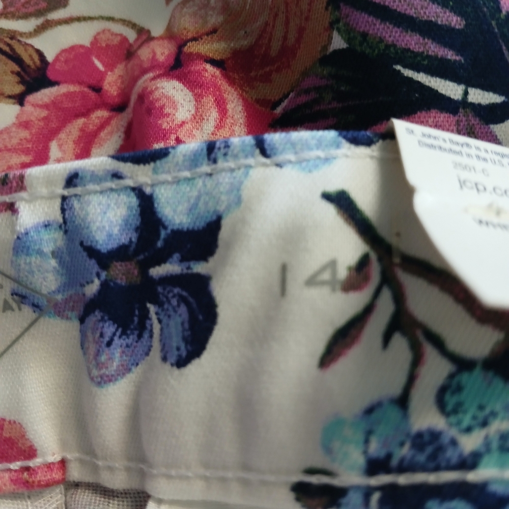 St. Johns Bay Womens Capri Floral Print Size 14 Color White/Pink/Blue - Picture 9 of 11